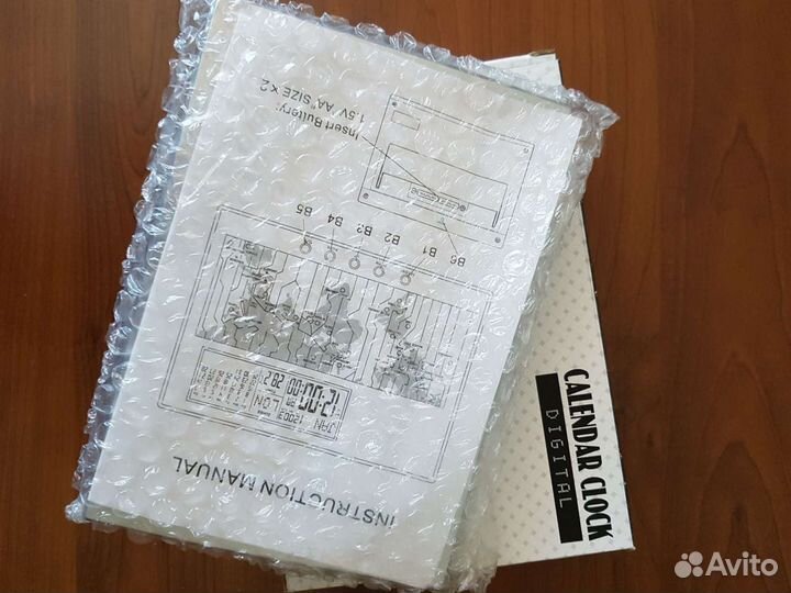 Цифровые часы/календарь с мировым временем