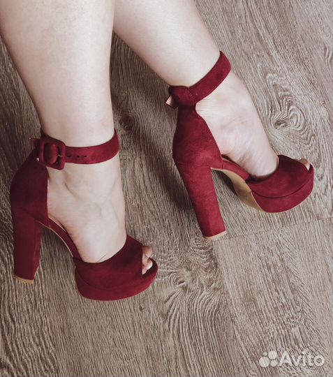 Босоножки на высоком каблуке 36