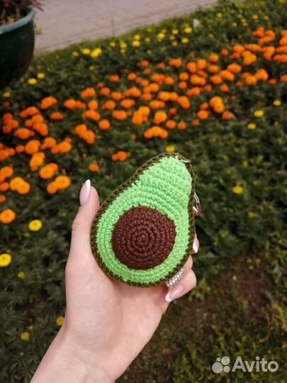 Вязаный брелок авокадо. Игрушки для детей