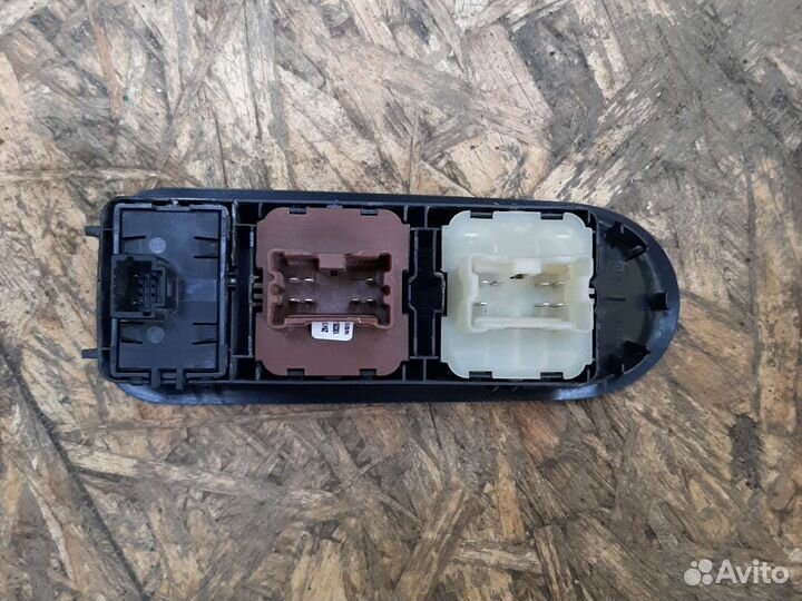 Блок управления стеклоподъемниками Рено Дастер