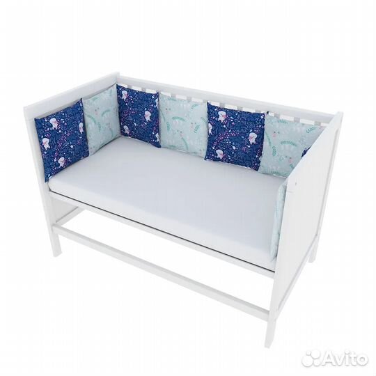 Детская кроватка с маятником, матрасом и бортиками