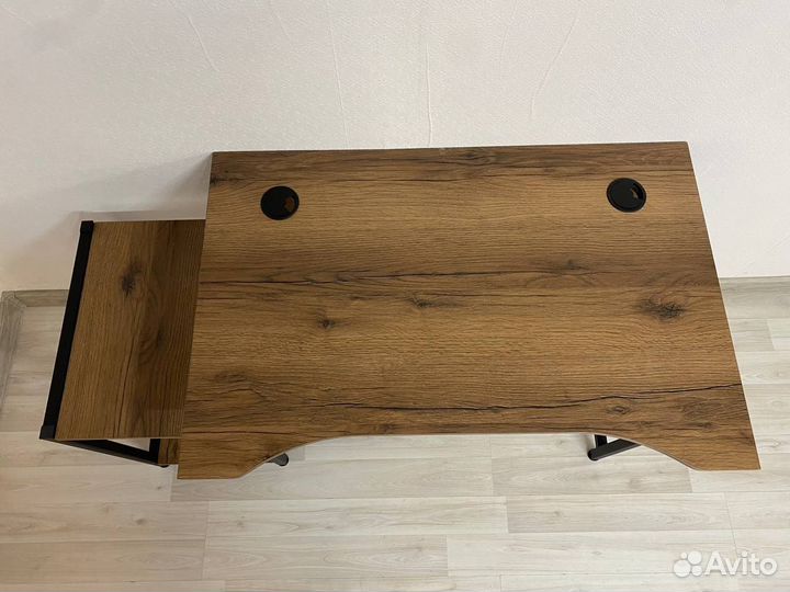 Письменный стол / Компьютерный стол