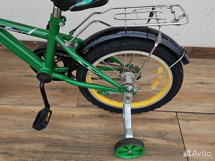 Детский велосипед с боковыми колесами