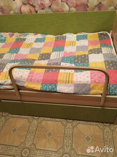 Защитный бортик для кровати