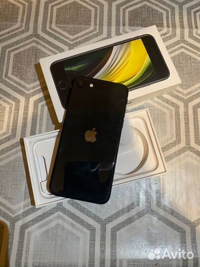 iPhone SE, 64 ГБ
