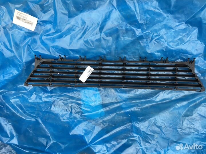 Opel corsa c Решетка в бампер центральная