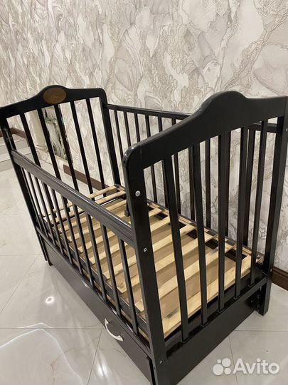 Детская кроватка с маятником и ящиком