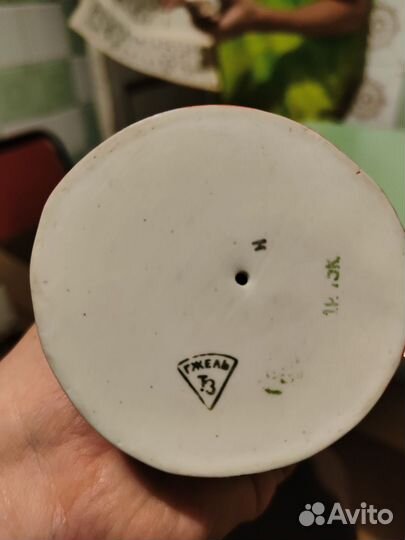 Фарфоровая статуэтка Девушка в красном Гжель