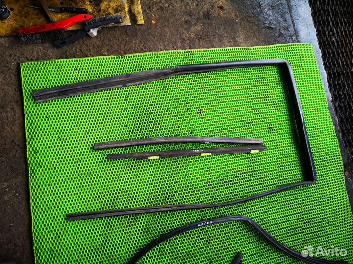 Уплотнитель проема стекла на Honda Crv 1996-2002