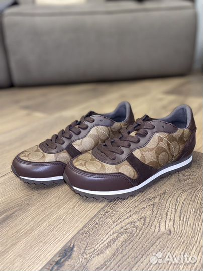 Кроссовки женские