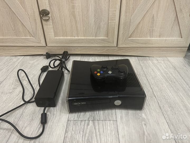Xbox 360 (freboot) более 130 игр установлено