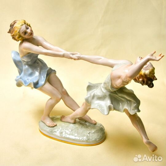 Фарфоровая статуэтка