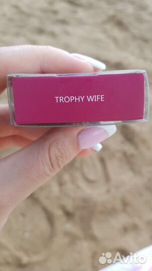 Huda beauty матовая помада trophy wife