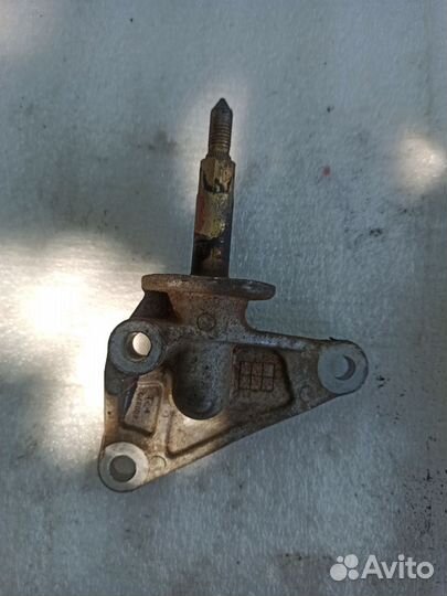 Кронштейн опоры двигателя Nissan tiida c11