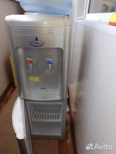 Кулер для воды напольный