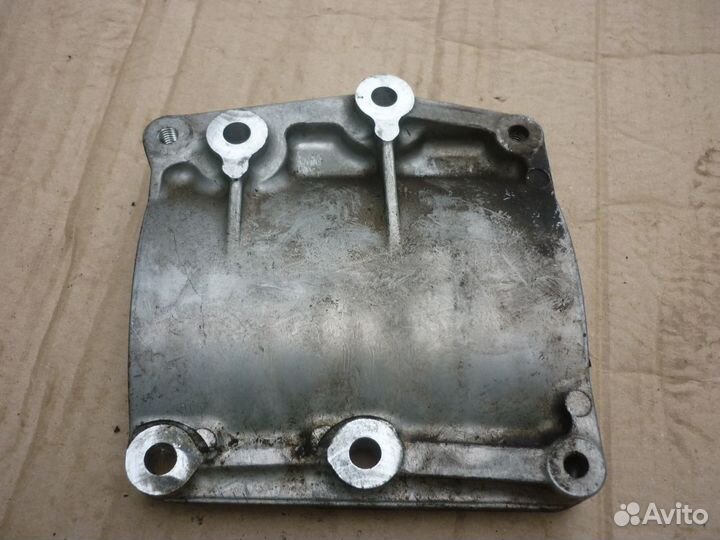 Suzuki Liana Крепление компрессора кондиционера