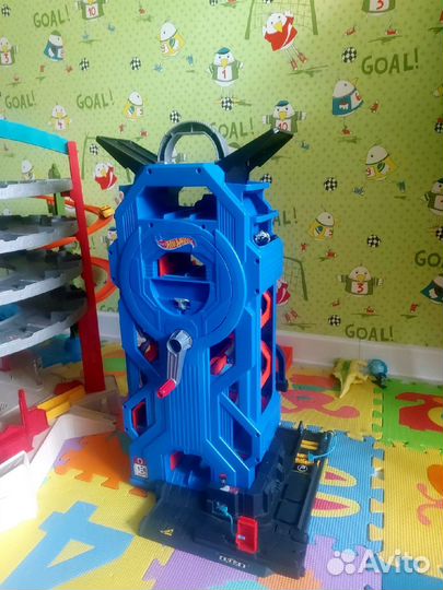 Hot wheels трек мега гараж