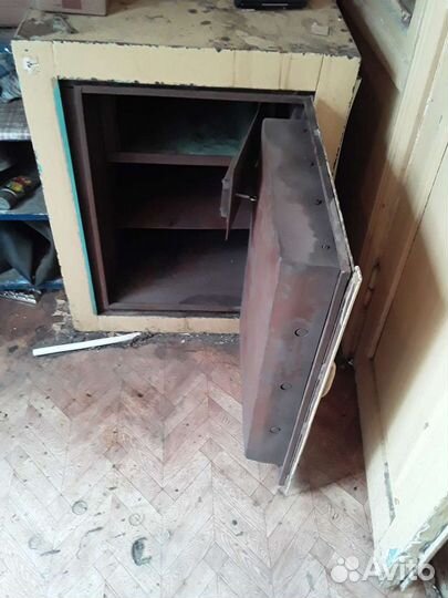 Сейф несгораемый металический