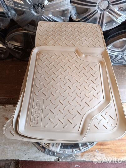 Бежевые коврики на BMW X1/ E84/2009г