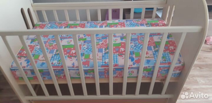 Детская кроватка с поперечным маятником