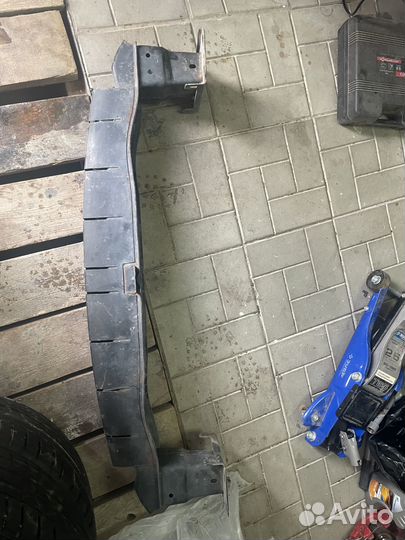 Усилитель переднего бампера на volkswagen jetta 6