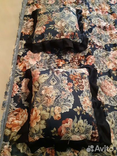 Покрывало стеганное с подушками шелк