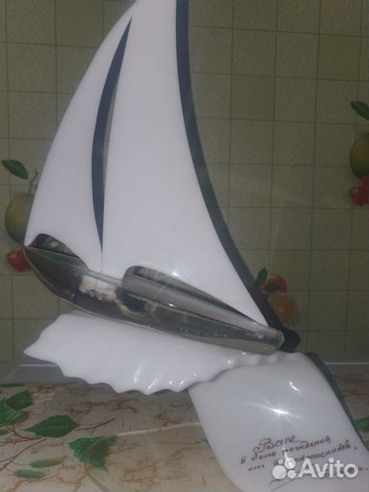 Парусник на волне