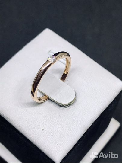 Кольцо с бриллиантом
