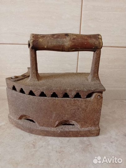 Старинный угольный утюг