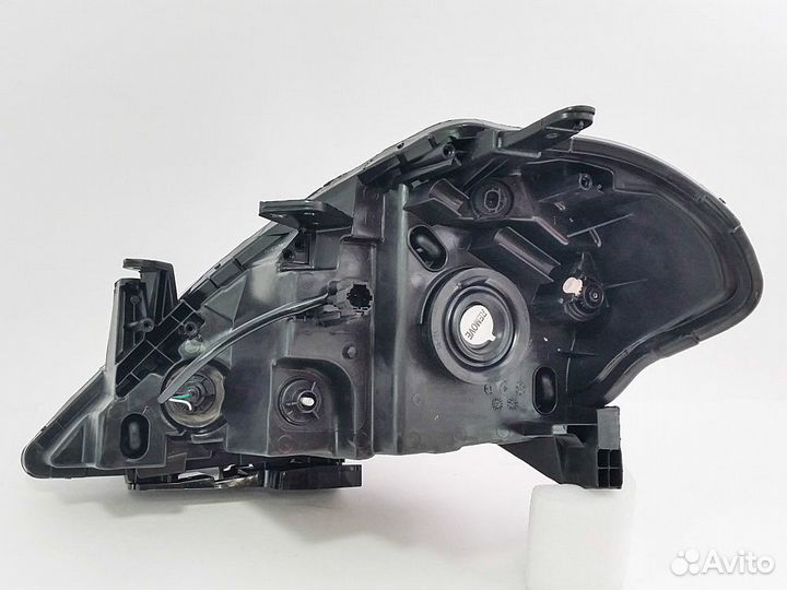 Фара правая Nissan Tiida