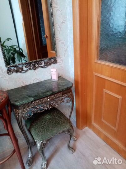 Консоль из змеевика с зеркалом, банкеткой, бра