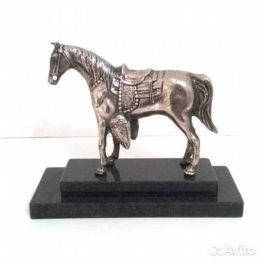 Конь на постаменте из черного мрамора старинный