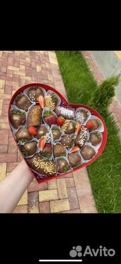 Клубника в шоколаде с цветами и в коробке