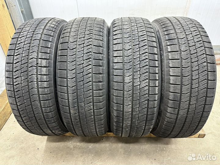 Bridgestone Blizzak VRX2 215/60 R17 96Q
