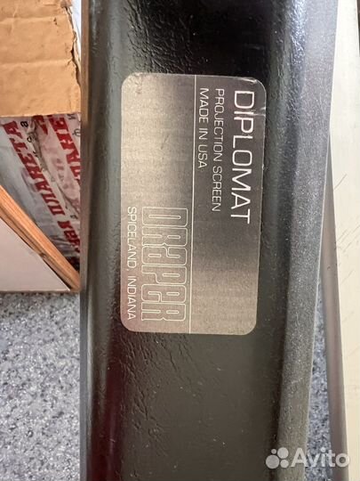 Переносной экран на штативе