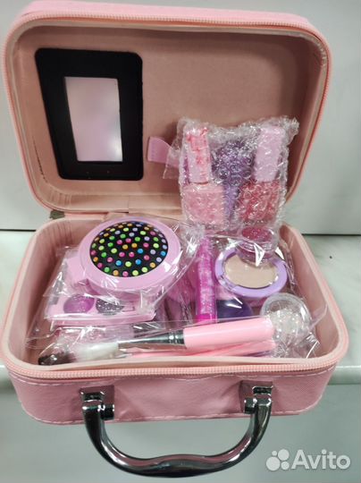 Набор детской косметики в чемодане
