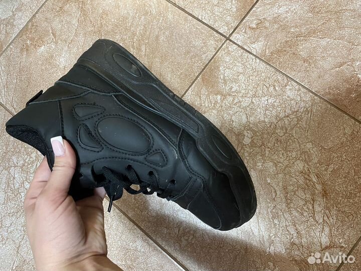 Кроссовки женские