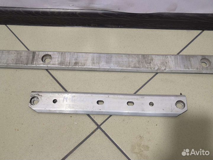 Mercedes W204 C180 Нижняя распорка кузова