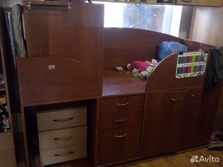 Кровать, уголок детский со столиком