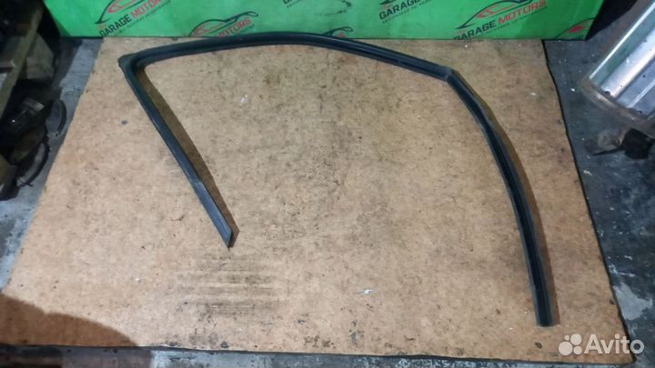 Уплотнитель двери передней правой Renault Symbol I