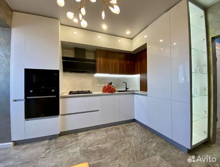 Угловая кухня на заказ. Фабрика в Омске