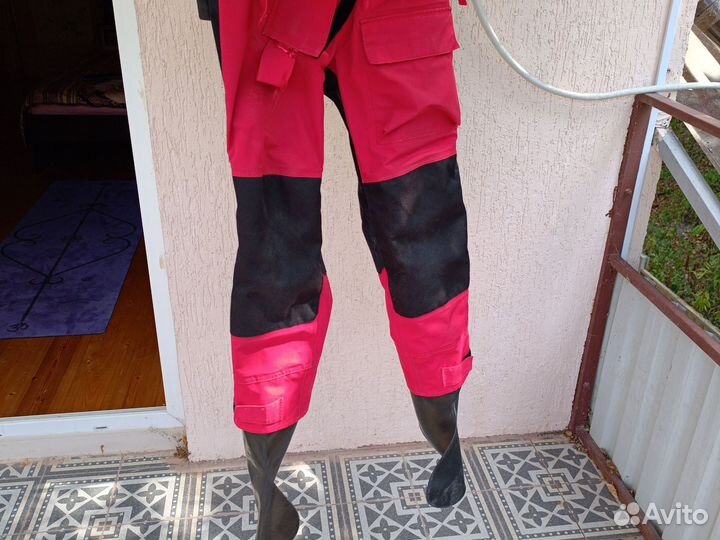 Сухой гидрокостюм для водных видов спорта