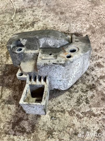 Кронштейн двигателя правый Symbol 2 new 08-12