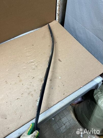 Внешний молдинг передней правой стойки Lexus LX450