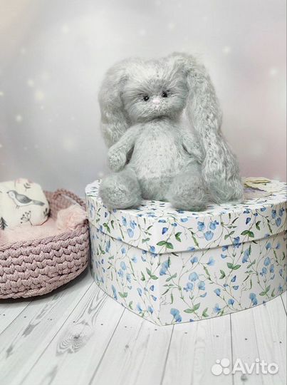 Вязаный зайка в люльке