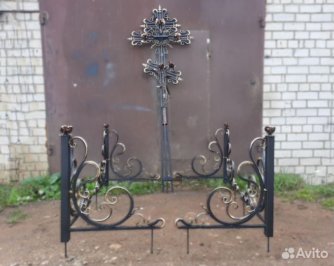 Оградка на могилу с кованым крестом