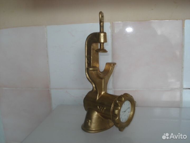 Настольные часы в форме мясорубки