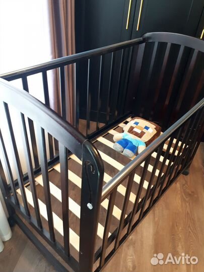 Детская кроватка с маятником