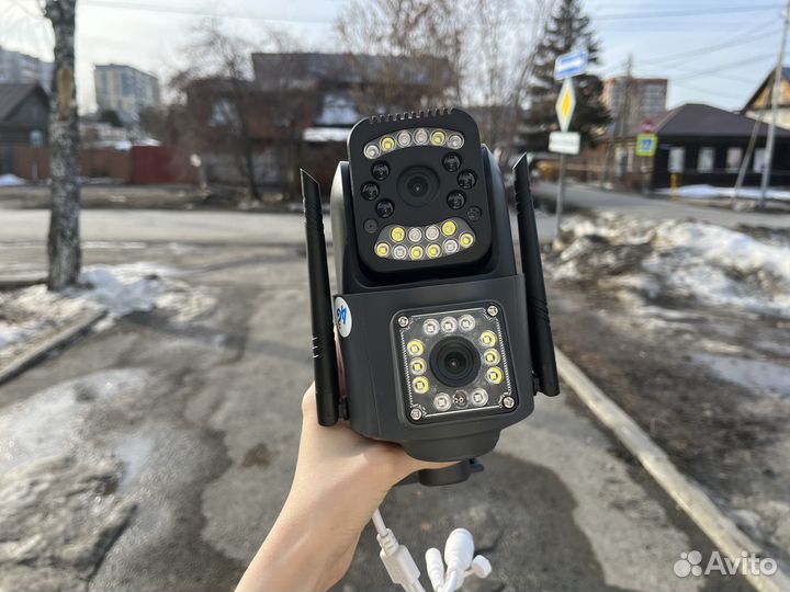 Уличная камера видеонаблюдения с двумя объективами