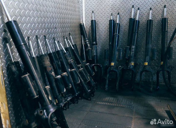 Стойка задняя левая Toyota Camry 2001-2006